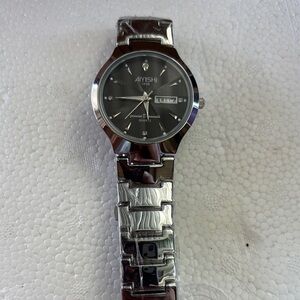 Sleek Silver Analog Watch with Stainless Steel Band